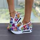 Tênis estilo mocassim bordado. malha respirável