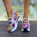 Tênis estilo mocassim bordado. malha respirável
