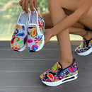 Tênis estilo mocassim bordado. malha respirável