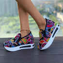 Tênis estilo mocassim bordado. malha respirável