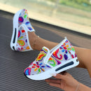 Tênis estilo mocassim bordado. malha respirável