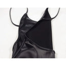 Vestido curto de couro sintético, sem costas, Modelo preto liso com efeito molhado, em látex, body justo e curto.