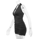 Vestido curto branco com decote profundo em V, modelo halter