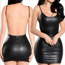 Vestido curto de couro sintético, sem costas, Modelo preto liso com efeito molhado, em látex, body justo e curto.