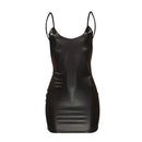 Vestido curto de couro sintético, sem costas, Modelo preto liso com efeito molhado, em látex, body justo e curto.