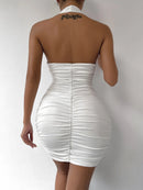 Vestido curto branco com decote profundo em V, modelo halter