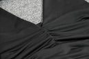 Vestido curto branco com decote profundo em V, modelo halter