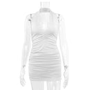 Vestido curto branco com decote profundo em V, modelo halter
