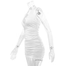 Vestido curto branco com decote profundo em V, modelo halter