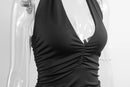 Vestido curto branco com decote profundo em V, modelo halter