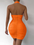 Vestido curto branco com decote profundo em V, modelo halter