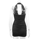 Vestido curto branco com decote profundo em V, modelo halter