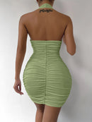 Vestido curto branco com decote profundo em V, modelo halter