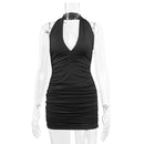 Vestido curto branco com decote profundo em V, modelo halter