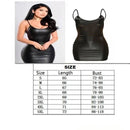 Vestido curto de couro sintético, sem costas, Modelo preto liso com efeito molhado, em látex, body justo e curto.
