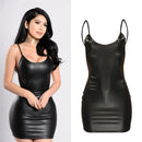Vestido curto de couro sintético, sem costas, Modelo preto liso com efeito molhado, em látex, body justo e curto.