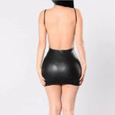 Vestido curto de couro sintético, sem costas, Modelo preto liso com efeito molhado, em látex, body justo e curto.