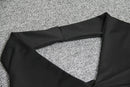 Vestido curto branco com decote profundo em V, modelo halter