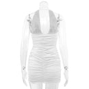 Vestido curto branco com decote profundo em V, modelo halter